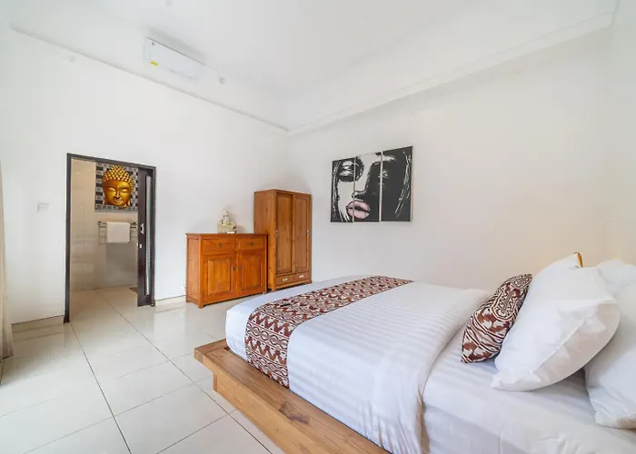 Villa Qlo , *
